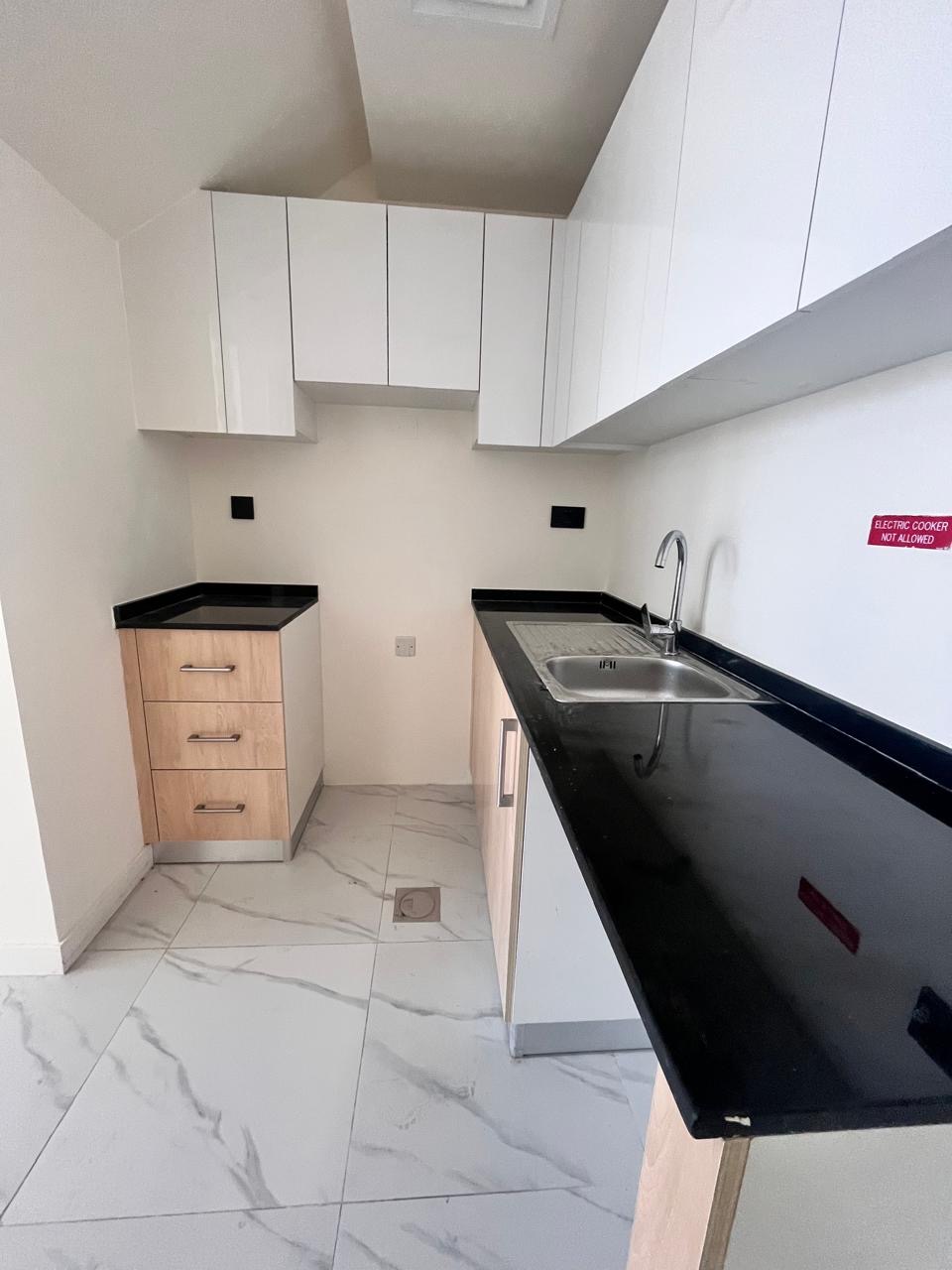 Kitchen before vinyl wrapping